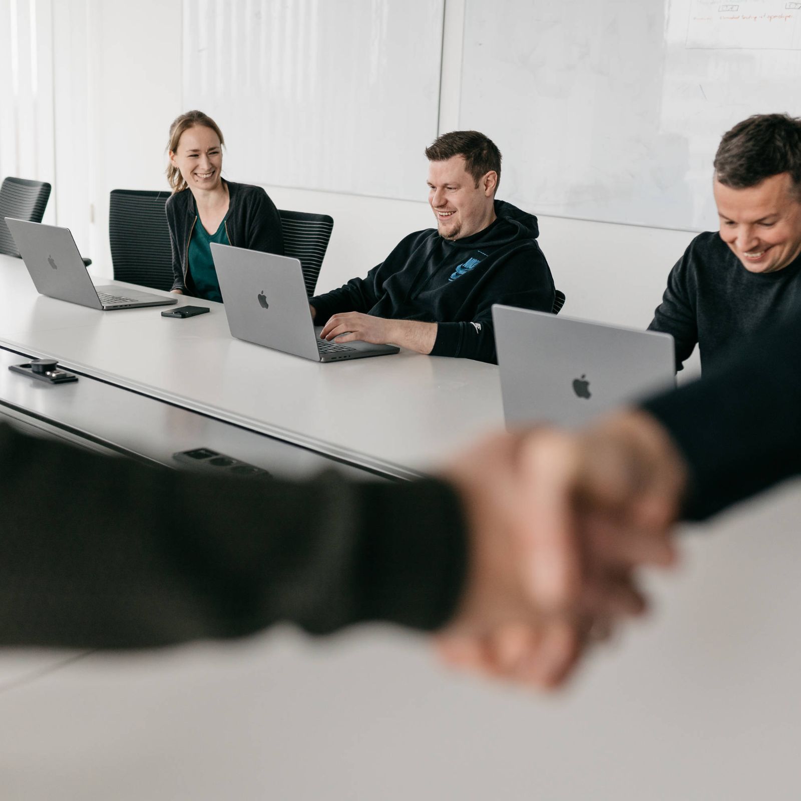 Mitarbeiter der cyber:con bei der Arbeit.