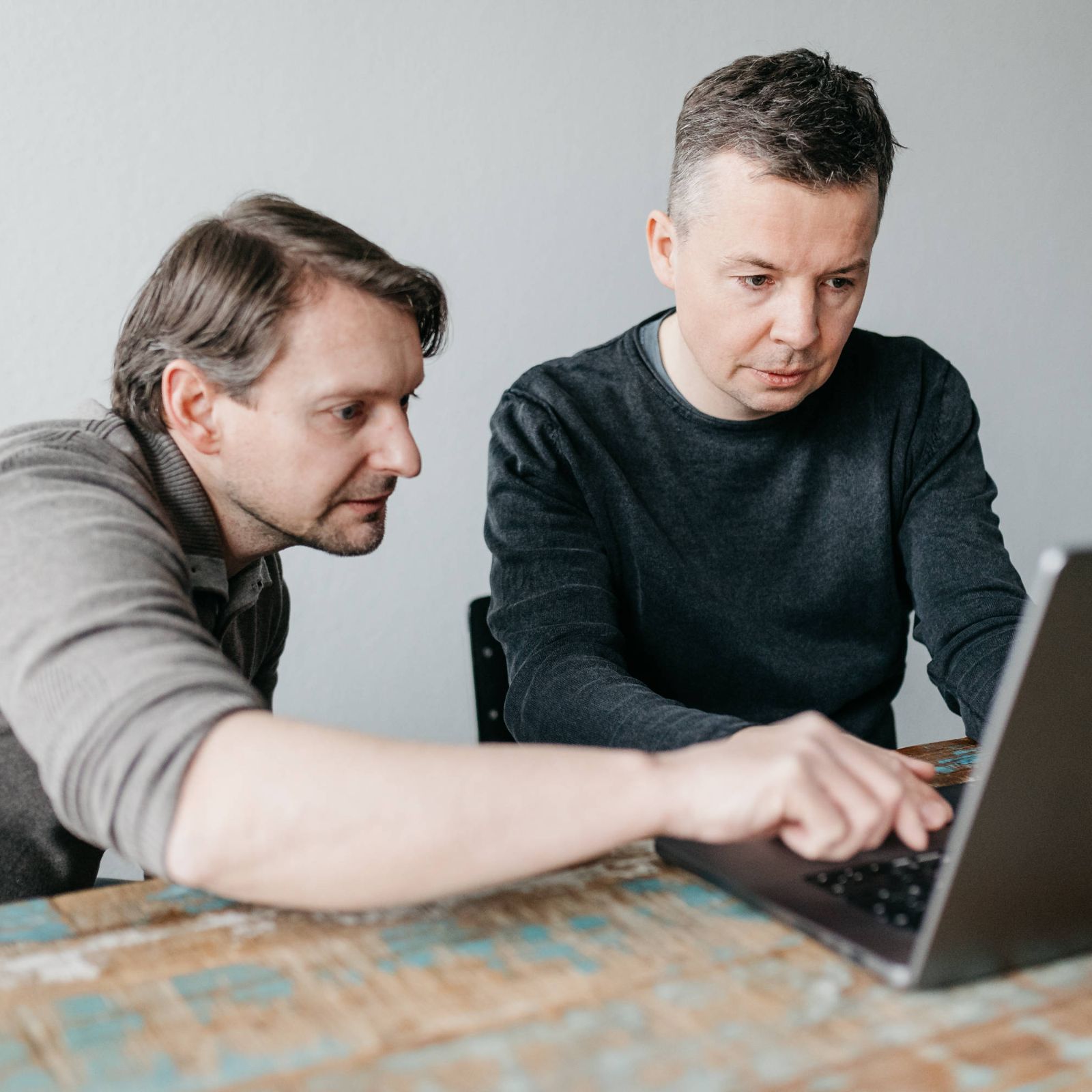 Mitarbeiter der cyber:con bei der Arbeit.