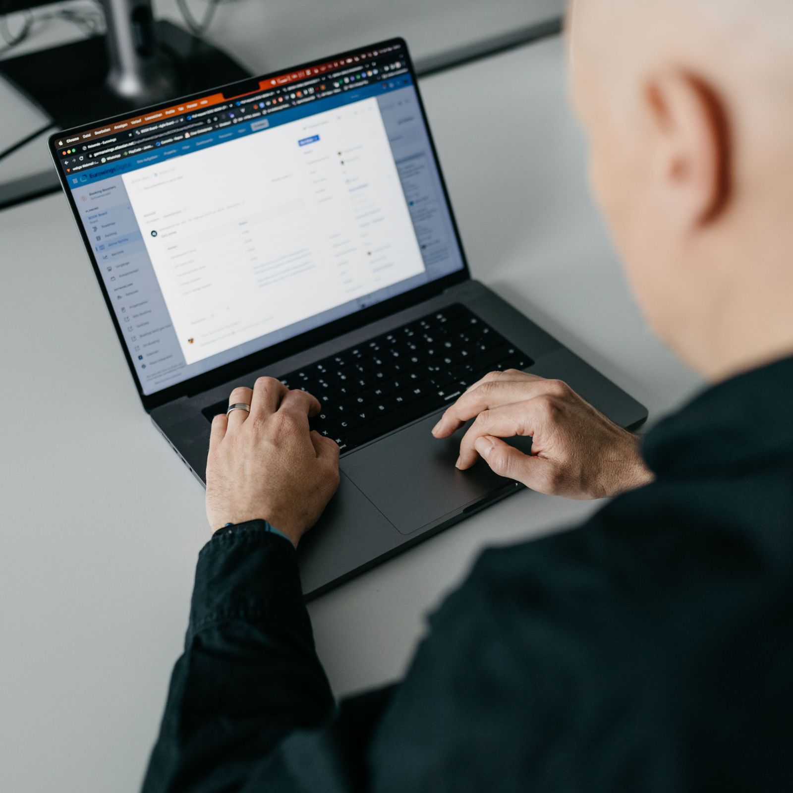 Mitarbeiter der cyber:con bei der Arbeit.
