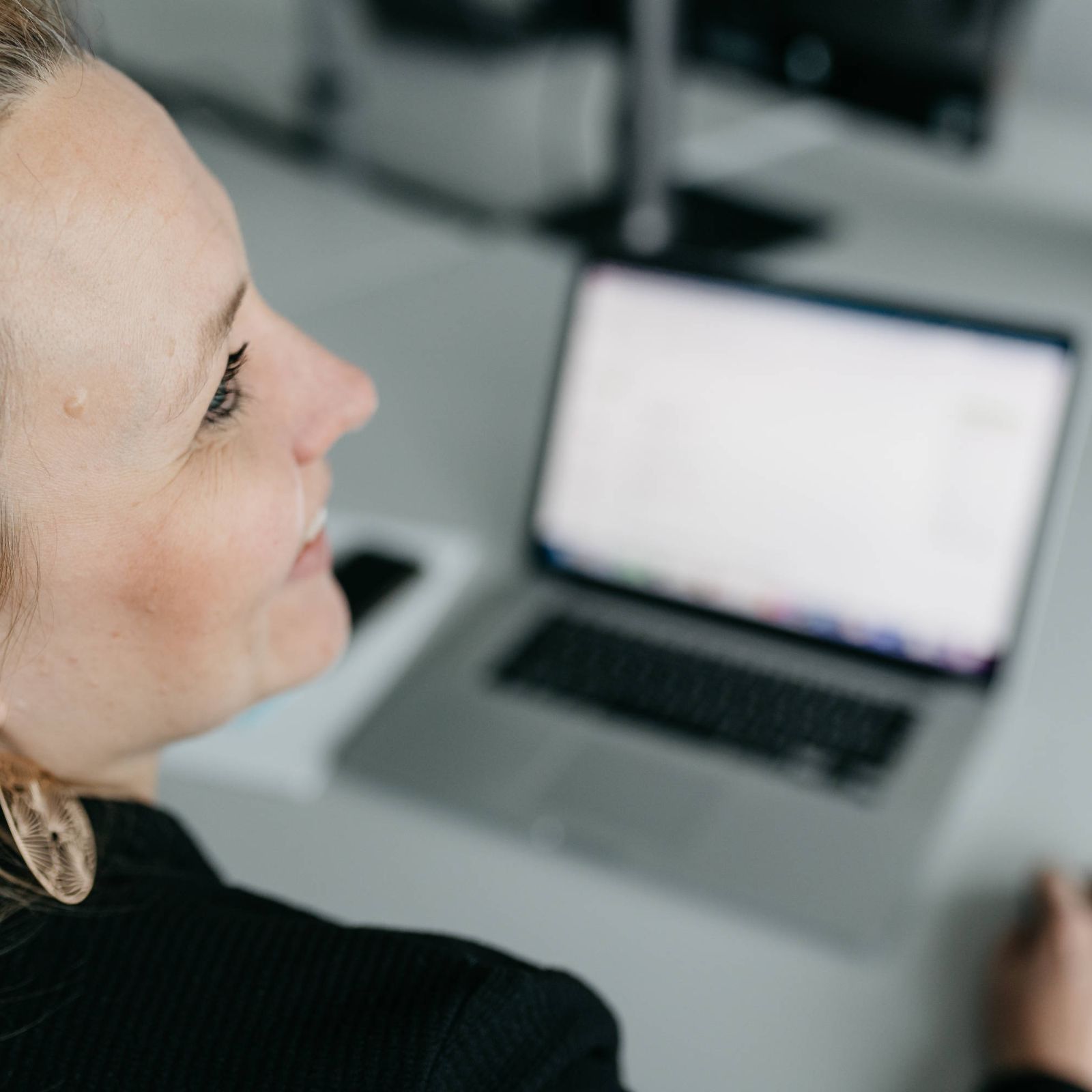 cyber:con Mitarbeiterin beim Arbeiten
