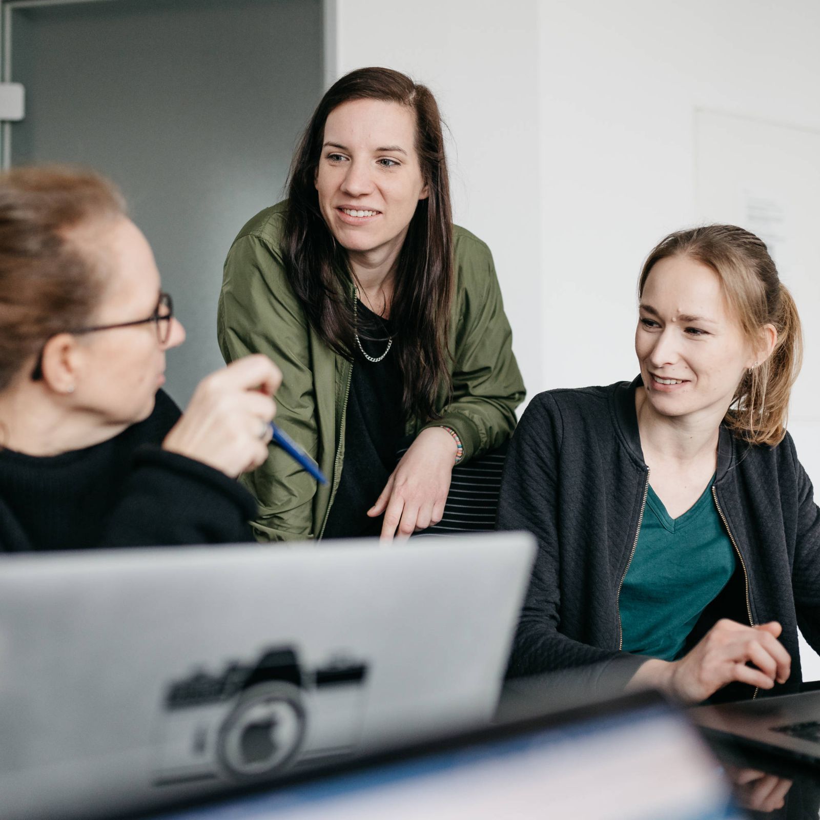 Mitarbeiterinnen der cyber:con im Gespräch.