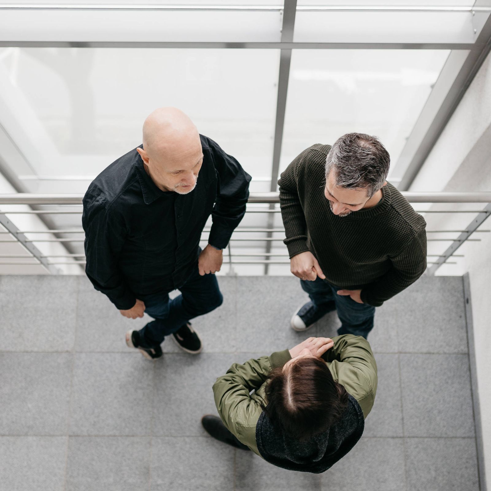 cyber:con Mitarbeiter stehen zusammen und unterhalten sich.