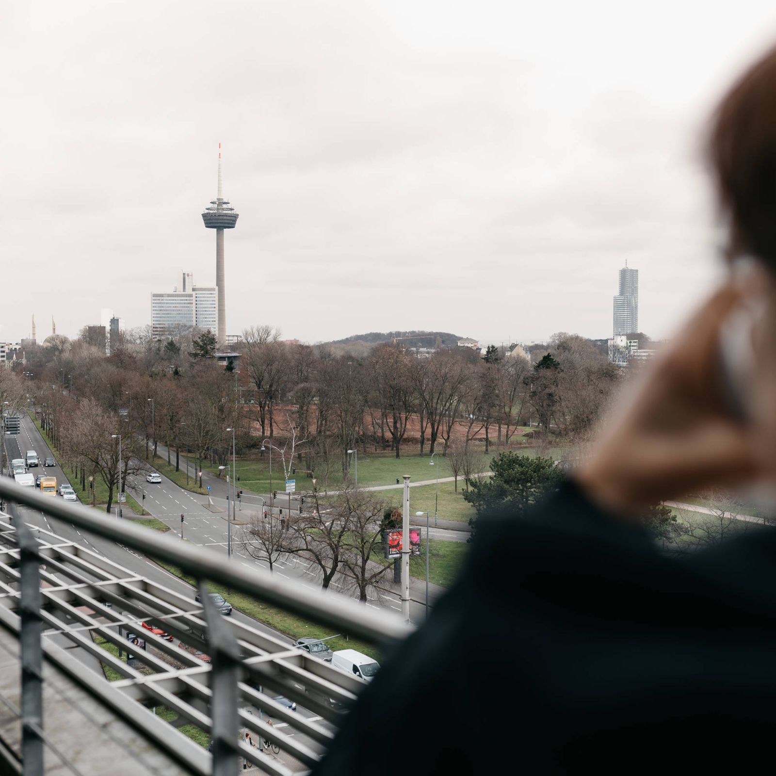 Jemand blickt über Köln und denkt dabei an die Historie der Stadt.