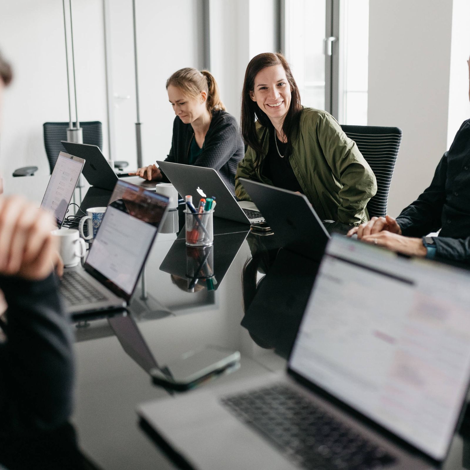 Teamwork bei cyber:con Mitarbeiter der cyber:con sitzt zusammen und arbeiten an einem gemeinsamen Projekt.