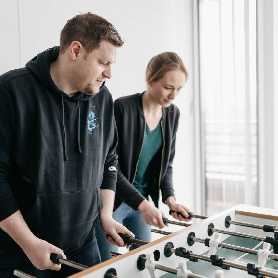 Mitarbeiter der cyber:con beim Kicker spielen