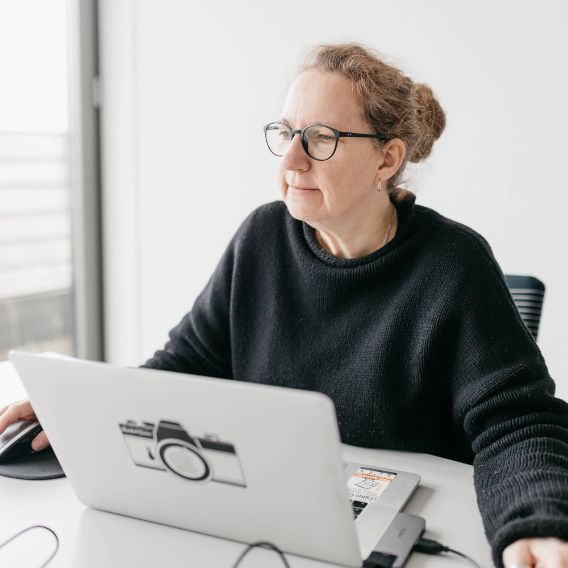 Mitarbeiterin der cyber:con aus dem Bereich Verwaltung